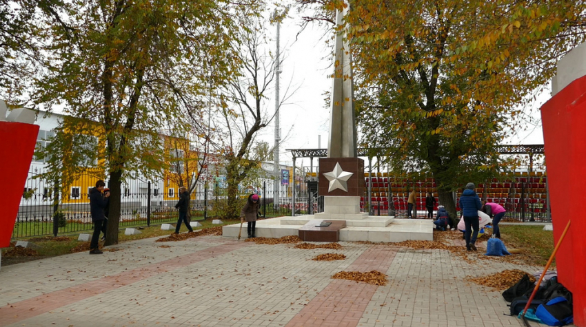 Старшеклассники одной из школ Борисоглебска привели в порядок воинское захоронение