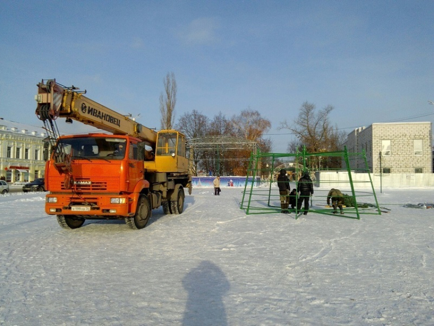 В Борисоглебске начали устанавливать главную новогоднюю елку 