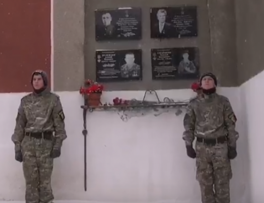 Под снегопадом, с песней «Журавли», они навечно Память обрели: в Терновке открыли мемориальные доски погибшим в СВО землякам