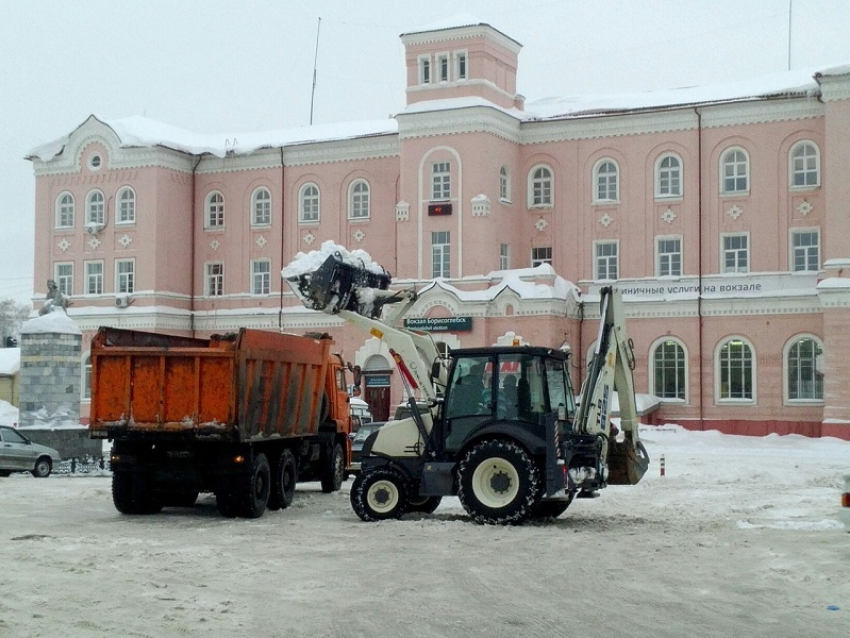 На привокзальной площади в Борисоглебске завершили уборку снега