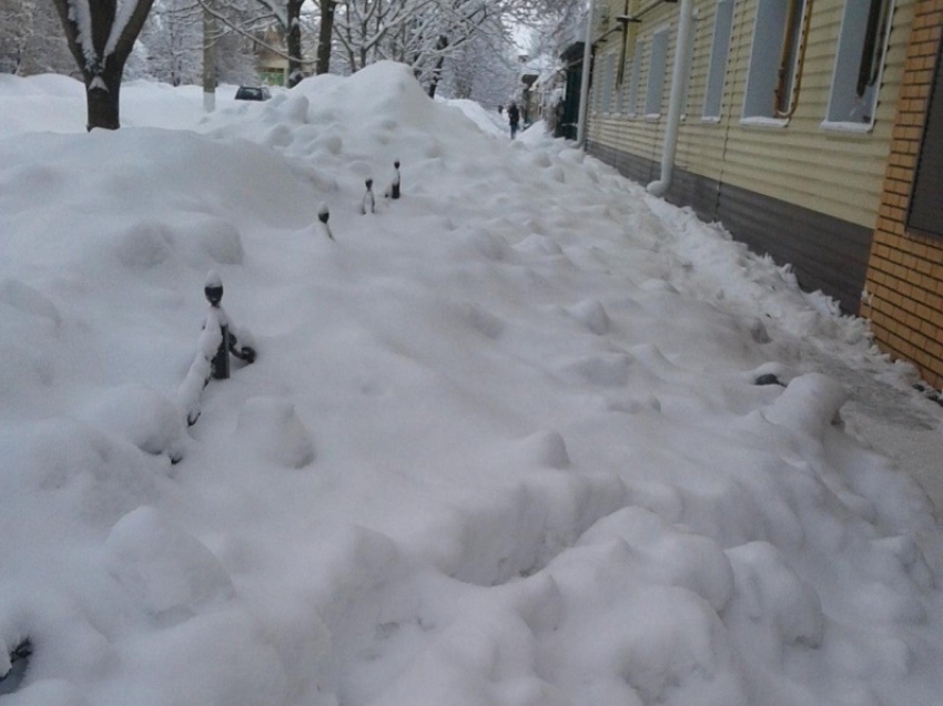 «Блокнот Борисоглебск» выяснил, кто должен чистить от снега тротуар и сбивать сосульки