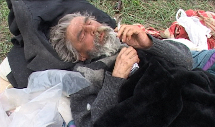 Парализованный мужчина две недели лежит на борисоглебской свалке