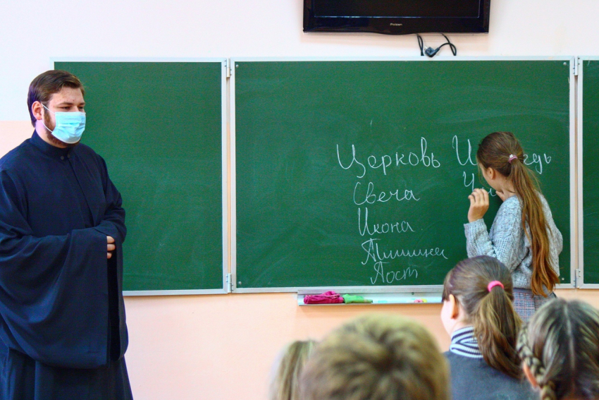 Священник провел урок о негативном влиянии соцсетей в Борисоглебской школе
