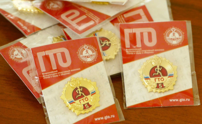 В Борисоглебске 13 выпускникам школ вручили золотые значки ГТО