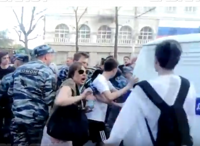 Задержание сторонников Навального сняли в Воронеже на видео