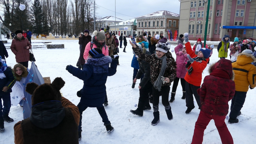 На центральной площади Борисоглебска состоялась «Битва снеговиков"