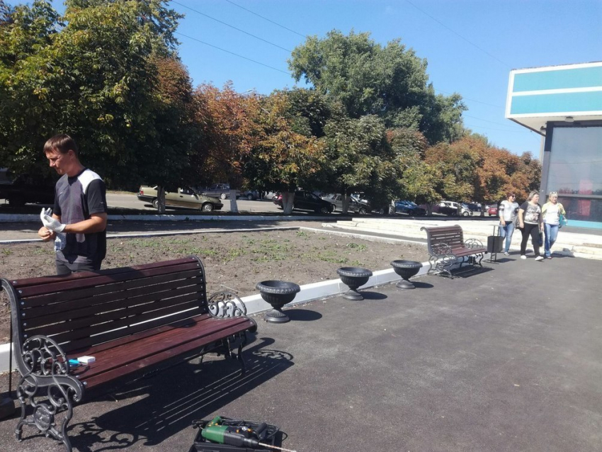 В Борисоглебске продолжаются работы по благоустройству территории у памятника Рыбникову