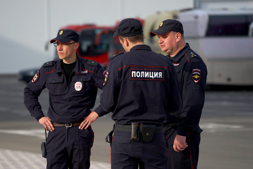 В Терновском районе водитель врезался в дерево и погиб 