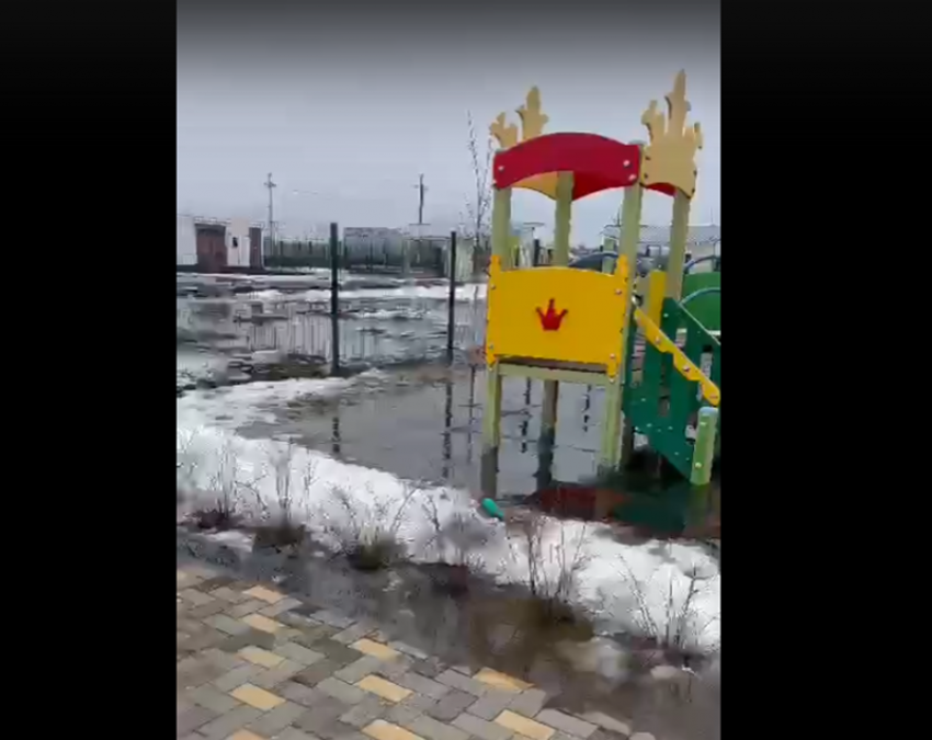 Новые супер-школу  и детский садик на окраине  Борисоглебске затопило