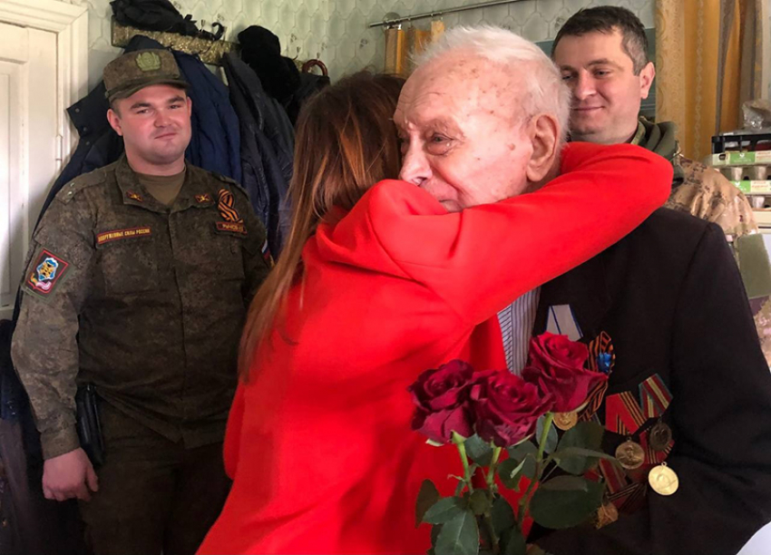Правительство Воронежской области отправило подарок ветерану в ЛНР 