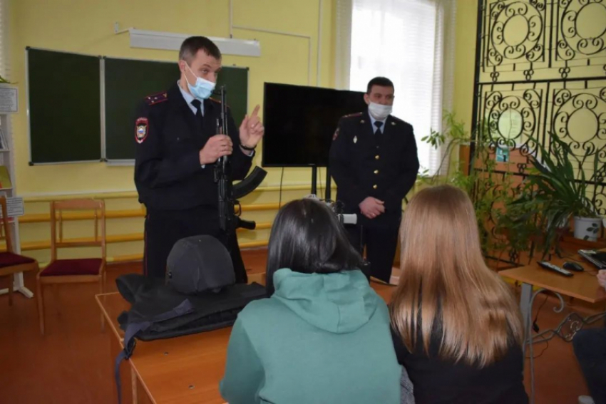  Полицейские пришли в гости к борисоглебским студентам 