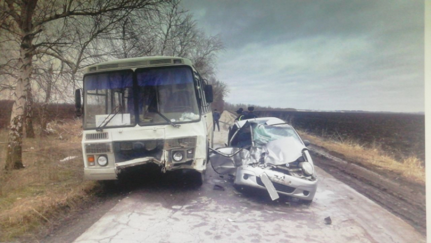 "Матиз» и автобус столкнулись на дороге в Воронежской области