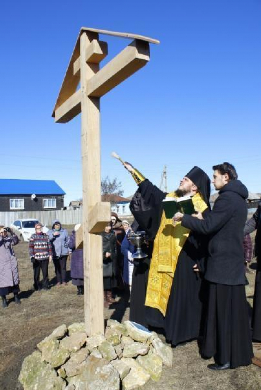 Епископ Борисоглебский и Бутурлиновский Сергий освятил поклонный крест на месте будущего строительства храма