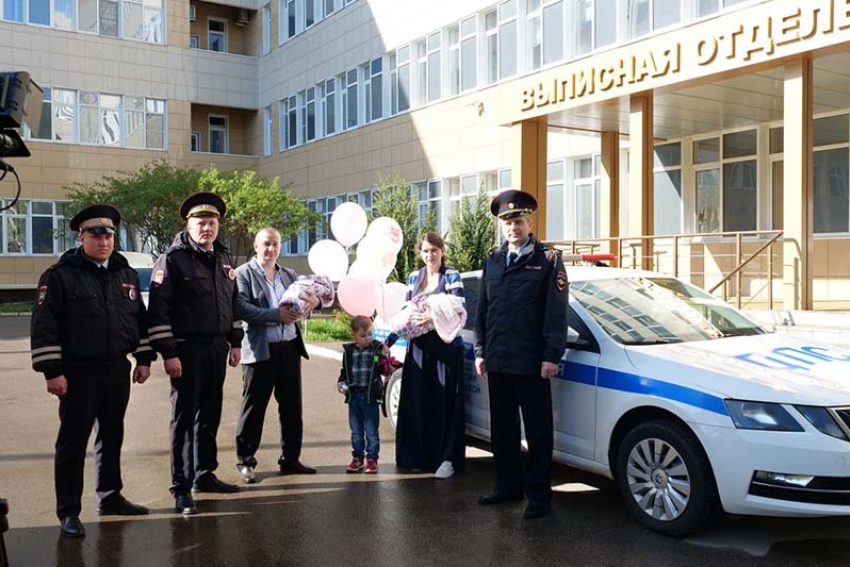  В Воронежской области сотрудники ГИБДД помогли появиться на свет девочкам-близняшкам