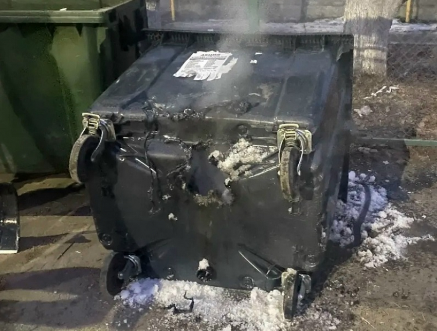 Неизвестные поджигают пластиковые контейнеры для мусора в Борисоглебске