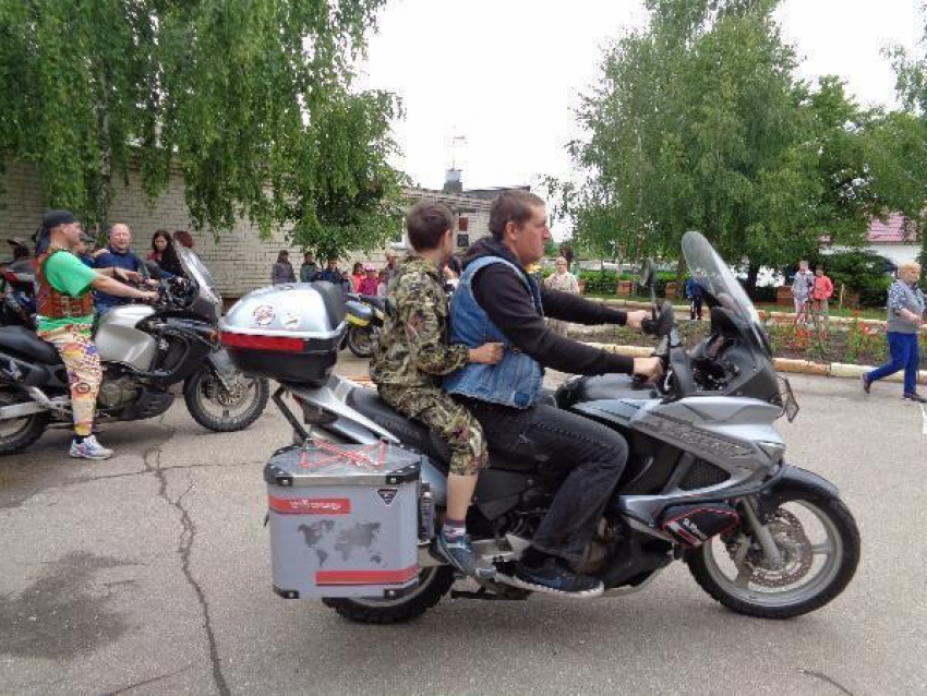 Как борисоглебские байкеры покатали на мотоциклах  сельскую детвору