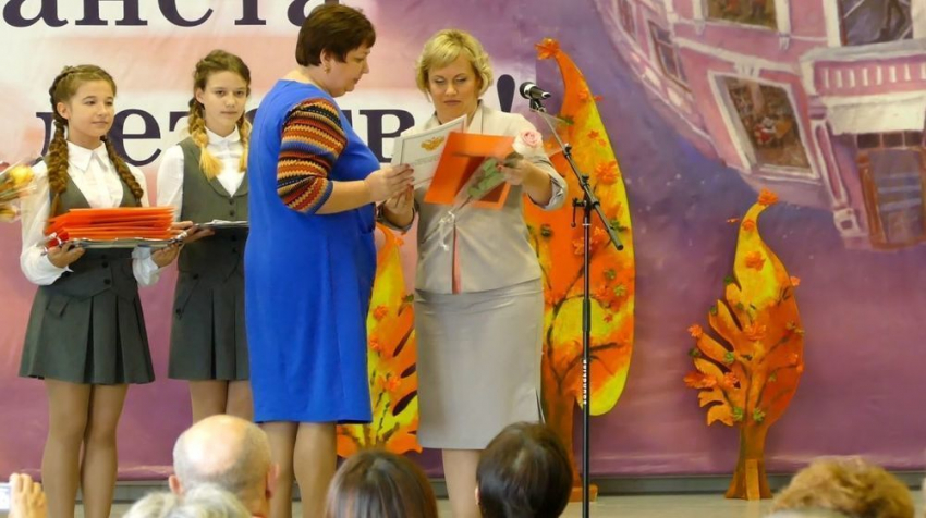В канун Дня учителя педагогов Борисоглебска наградили отраслевыми наградами