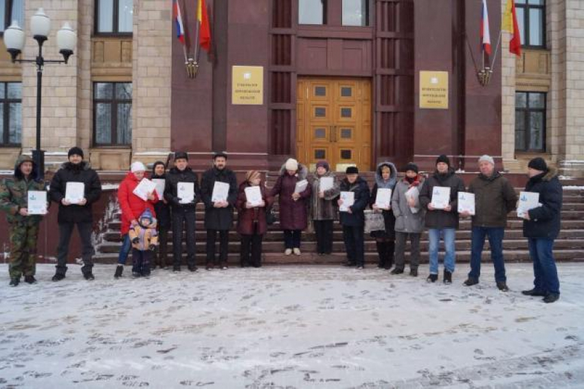 Более 100 000 подписей за отмену никелевого проекта в Черноземье  передали губернатору активисты движения «Стоп, никель!» 