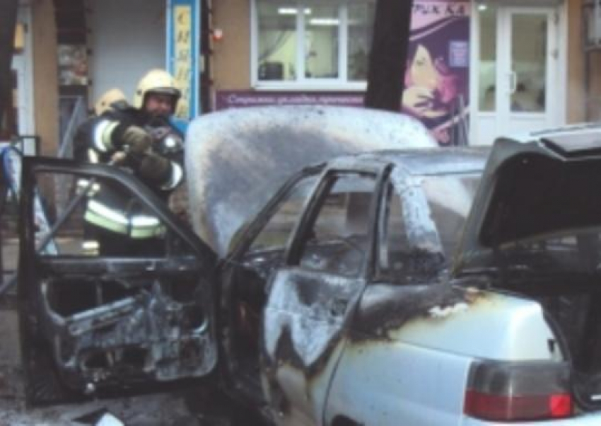 На Привокзальной улице Новохоперска сгорел автомобиль