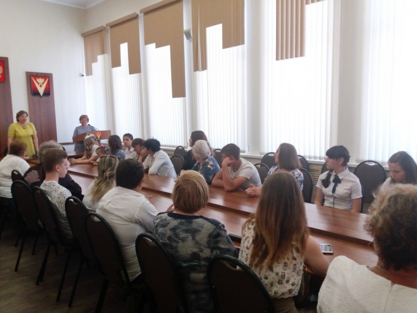 Борисоглебские выпускники, живущие в приемных семьях, получили подарки в администрации