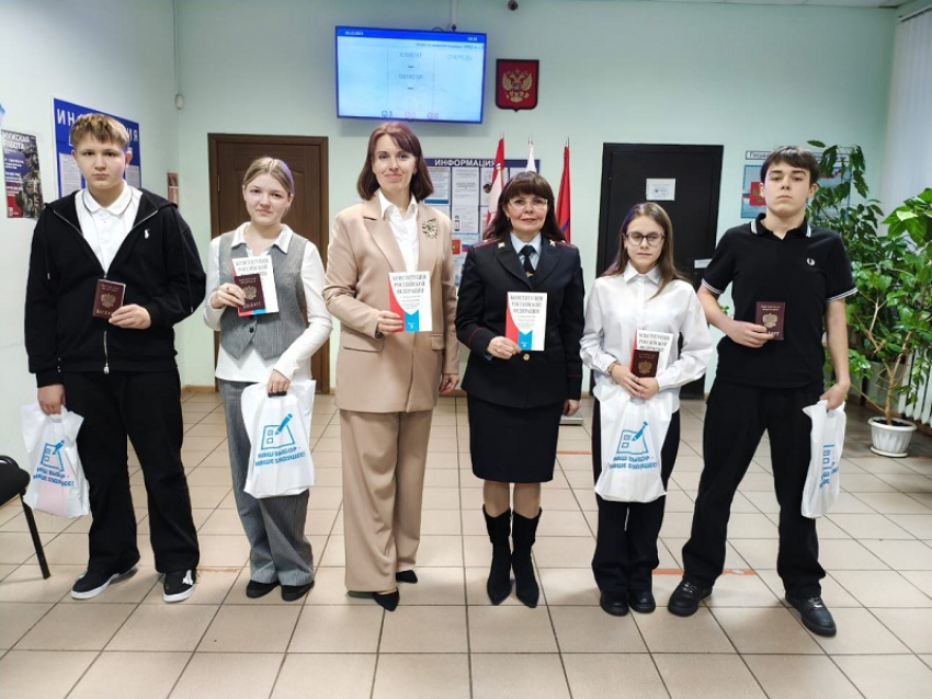 Юным борисоглебцам вручили паспорта в преддверии Дня Конституции