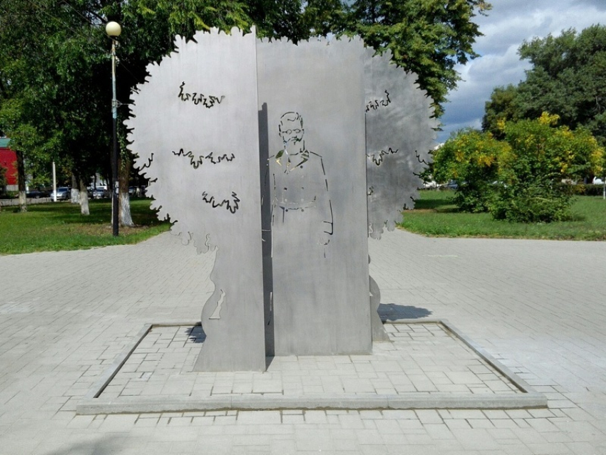 В Борисоглебске завершили установку памятника Григорию Корнаковскому