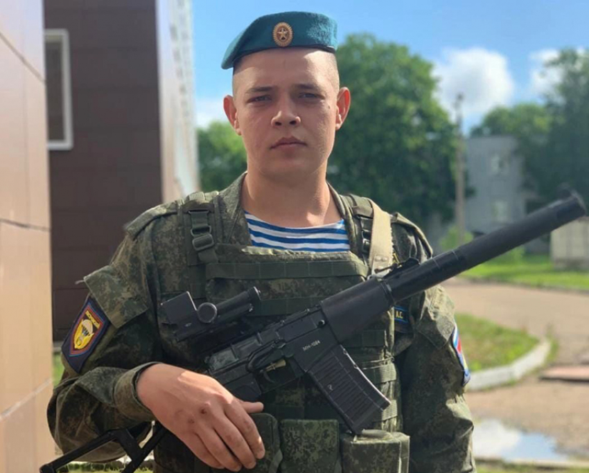 «Мальчишка с лучезарной улыбкой»: в Новохоперском районе простились с 24-летним десантником, погибшим в СВО