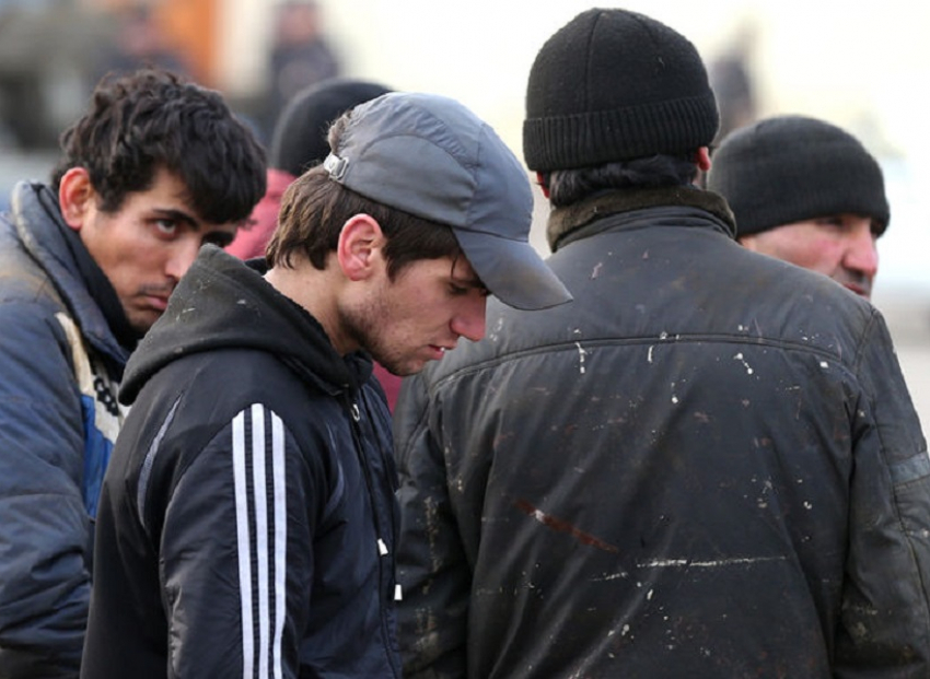 В Воронежской области мигрантам продлили запрет на работу курьерами и продавцами