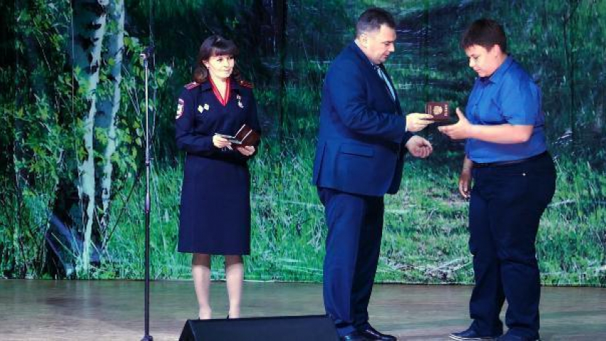 Мэр Борисоглебска вручил паспорта молодым гражданам России