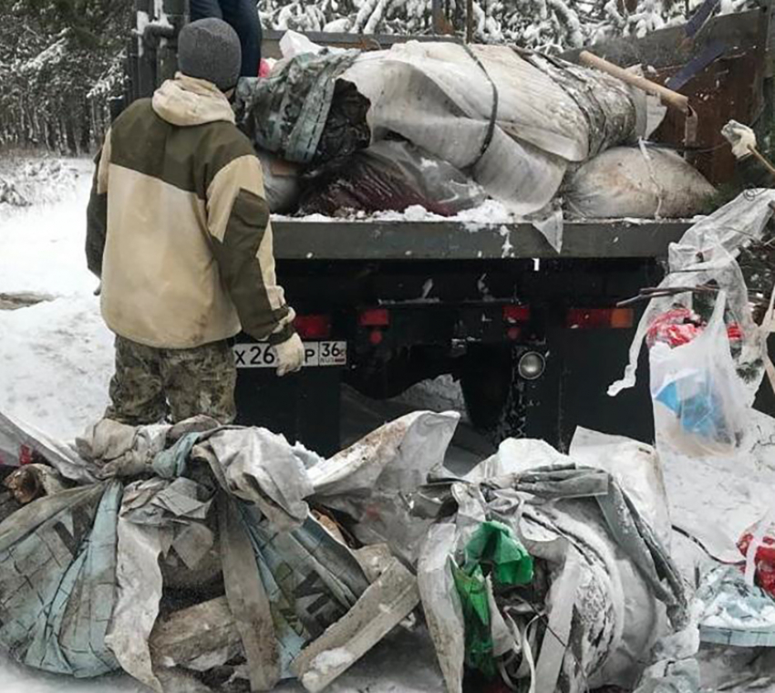 Возле «туристической Мекки» Воронежской области  лесничие обнаружили огромную свалку