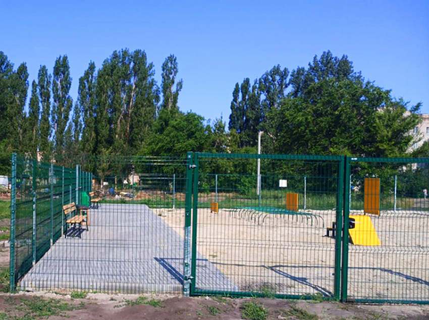 В Борисоглебске построили еще одну площадку для выгула собак 