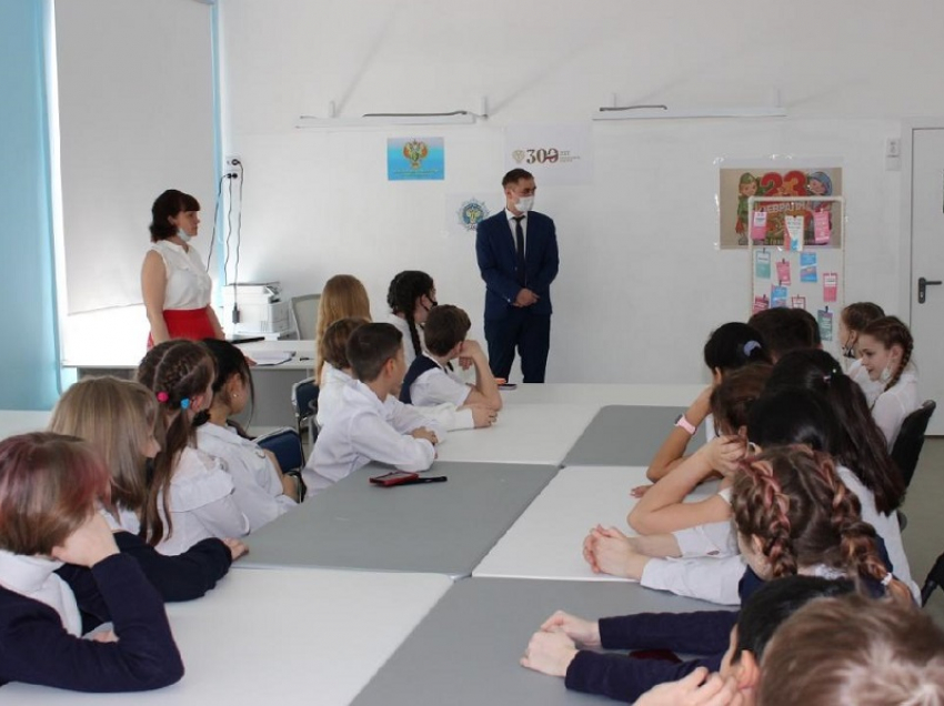 В Борисоглебске в преддверии Дня защитника Отечества в школу пришли представители прокуратуры