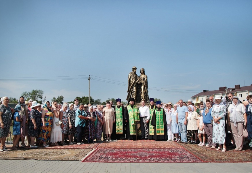 В День семьи, любви и верности в Поворино освятили памятник Петру и Февронии