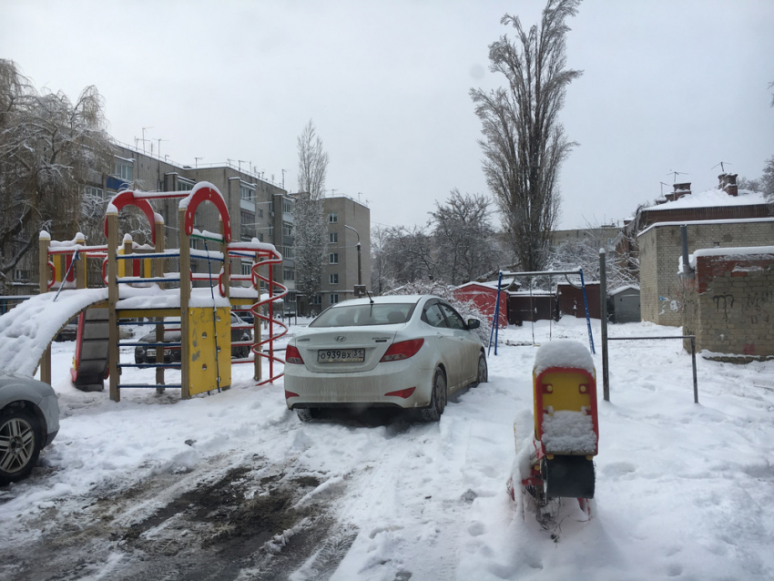 Хамская парковка автомобилей в Борисоглебске попала в объектив камеры нашего читателя