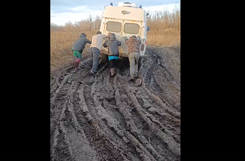  Жителям села в Воронежской области пришлось толкать застрявшую в грязи скорую помощь
