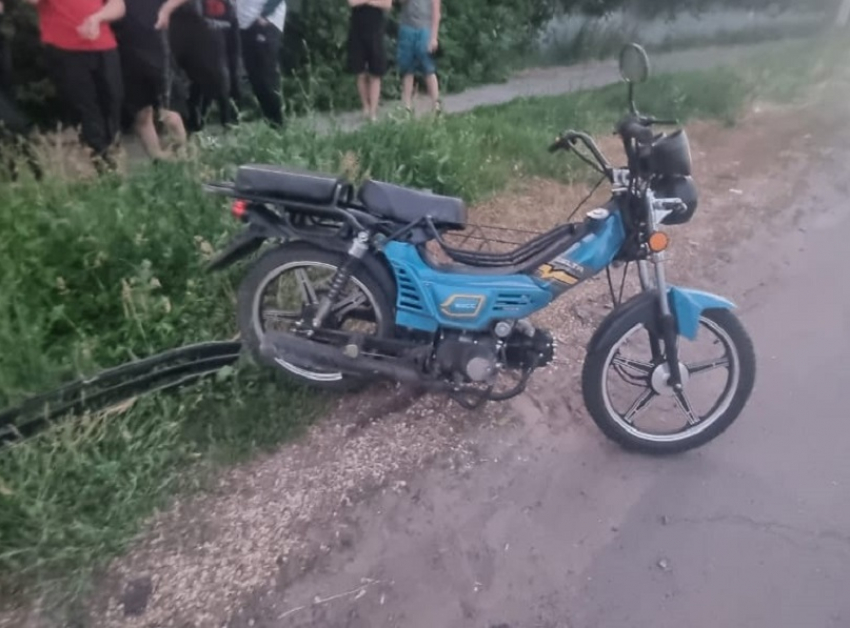 Юный водитель мопеда выскочил под колеса автомобиля в Новохоперском районе