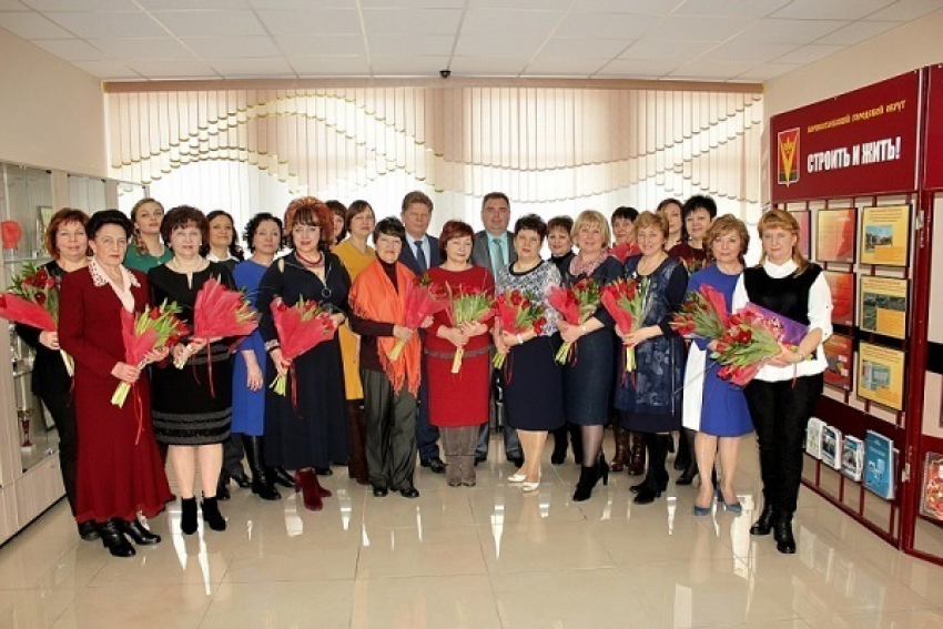 В Борисоглебске глава администрации округа поздравил женщин с наступающим 8 марта
