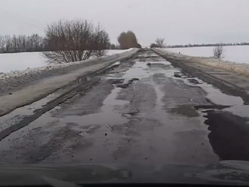 В Новохоперском районе асфальт на магистрали сошел вместе со снегом