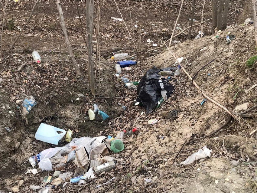 Отвратительное состояние стоянок на трассе под Борисоглебском сфотографировал местный общественник