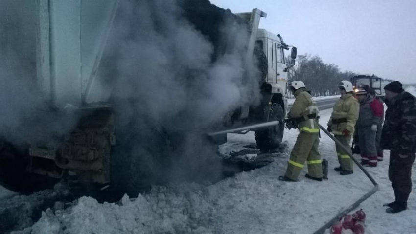На дороге «Новохоперск – Нижний Карачан» загорелся грузовик 