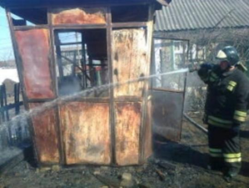 В Юго-Восточном микрорайоне Борисоглебска сгорела бесхозная постройка