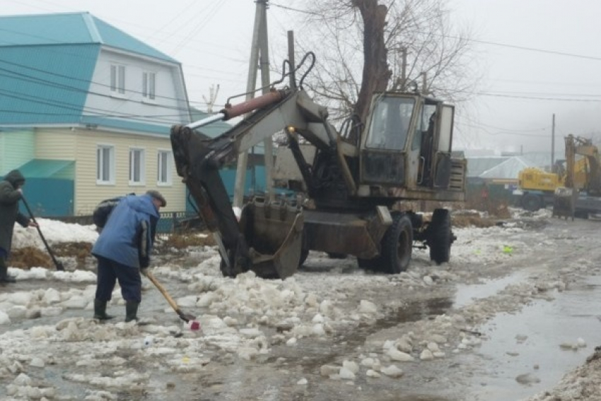 В Борисоглебске коммунальщики бросили все силы на борьбу с талыми водами 