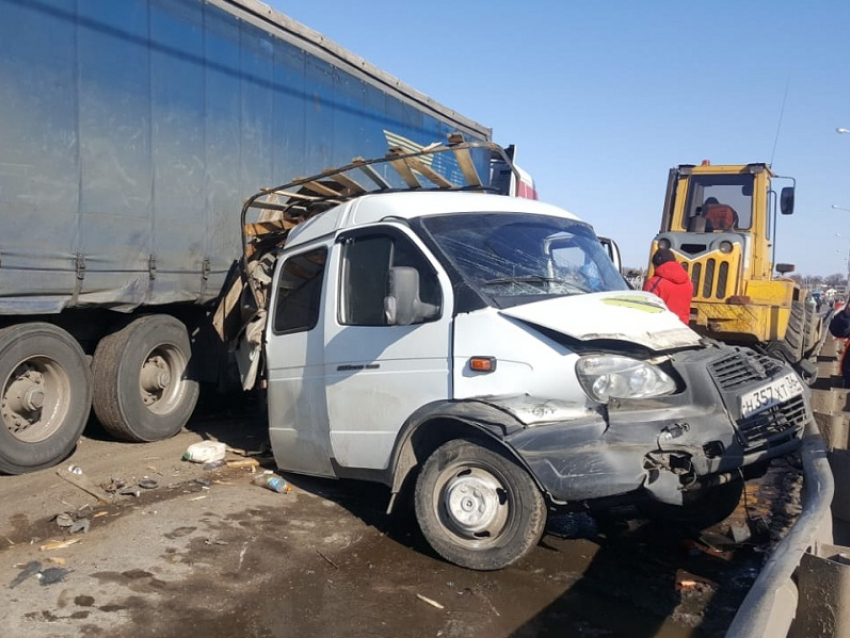 На въезде в Борисоглебск «Газель» дорожной службы попала под грузовик