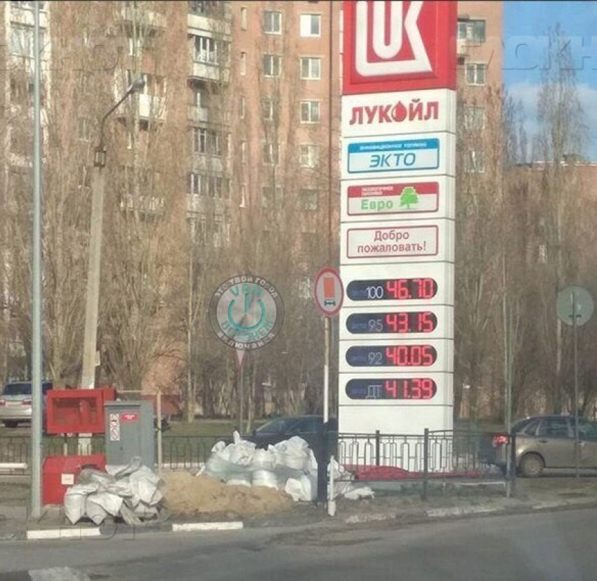 Цены на 92-й бензин в Воронежской области преодолели психологический барьер