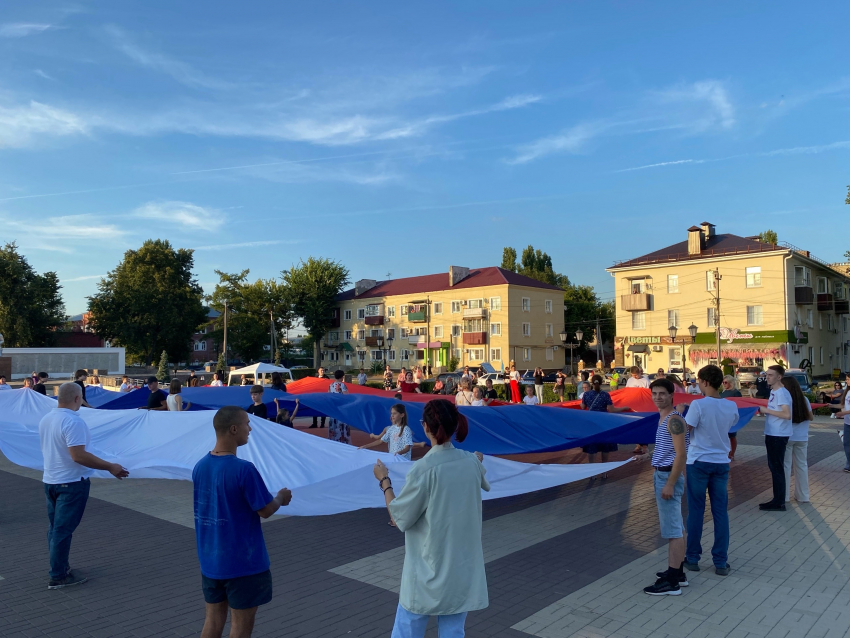 В центре Борисоглебска развернули полотно в цвета Российского триколора