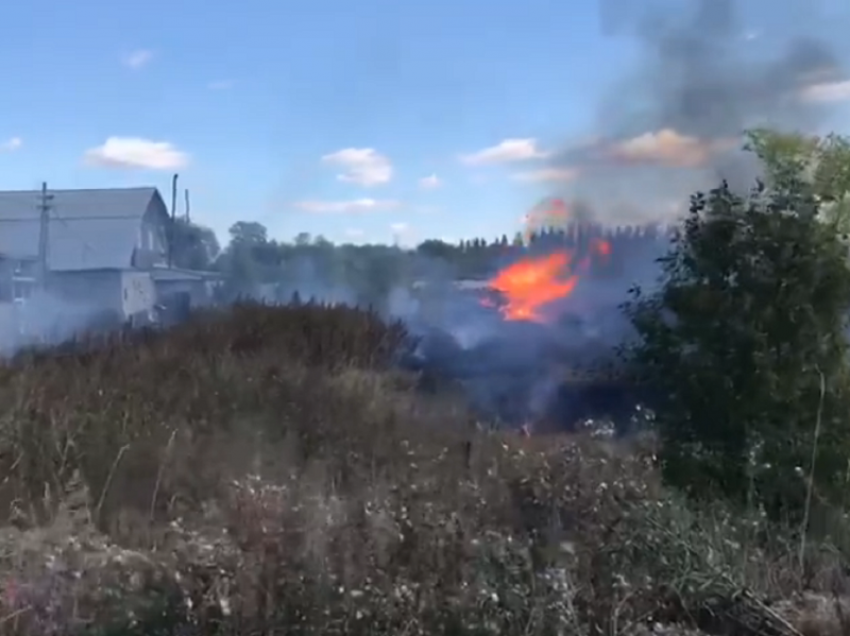 Масштабный пожар бушует на окраине Борисоглебска