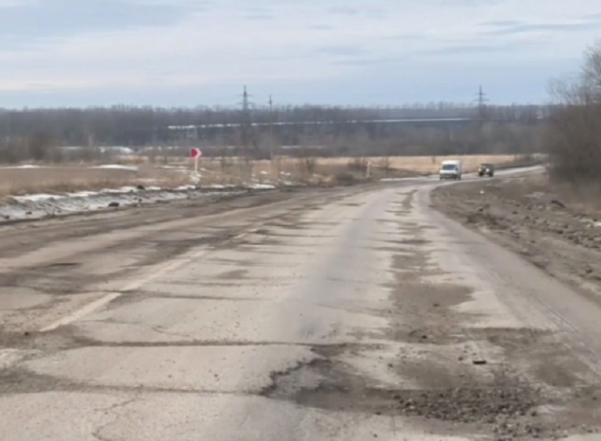Водители пожаловались на разбитую дорогу между Новохопёрском и Таловой