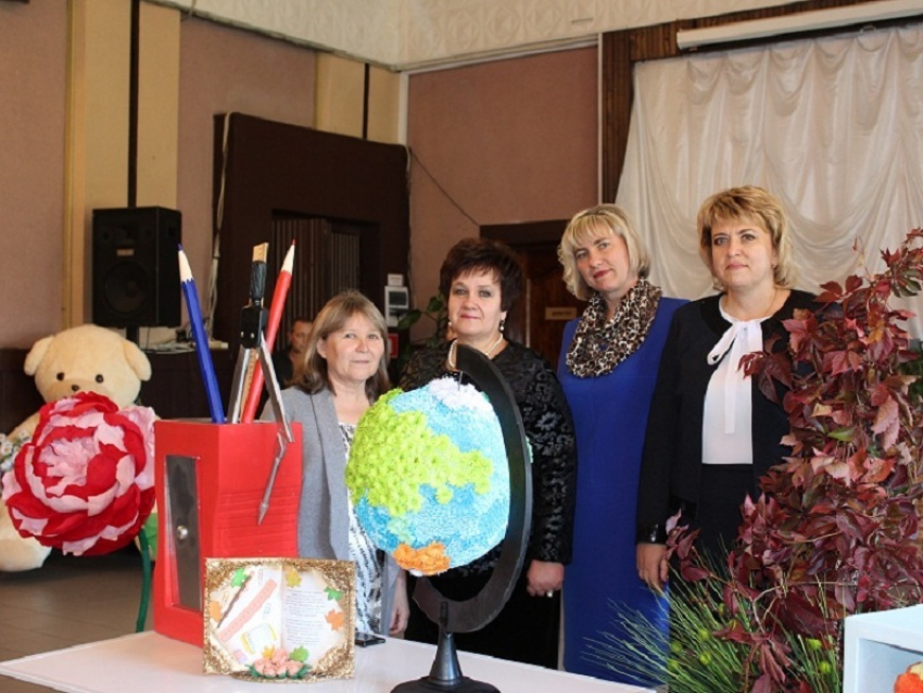 Грибановские педагоги приняли поздравления в канун профессионального праздника 