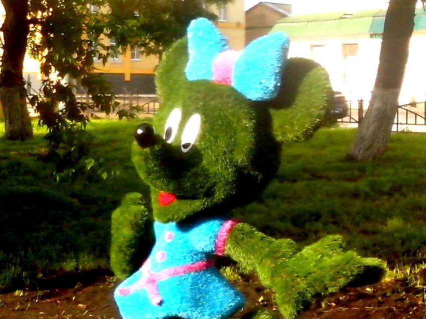 Изуродованную подружку Микки Мауса в центральном сквере Борисоглебска сменил зеленый медведь