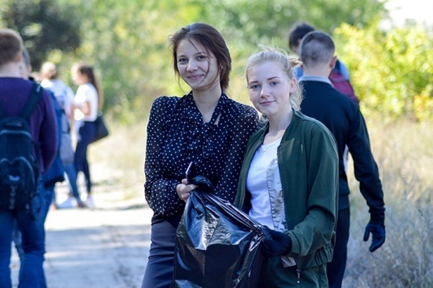 Борисоглебские школьники и студенты массово вышли на уборку городских окрестностей